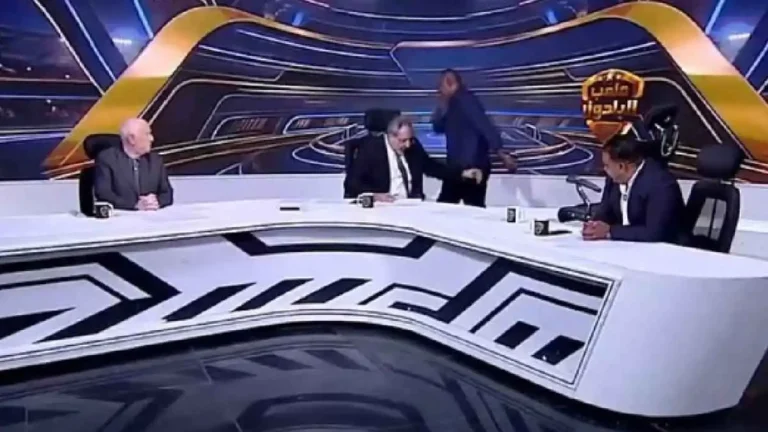 مشادة ساخنة على الهواء.. وانسحاب نجم الأهلي المصري من الاستوديو