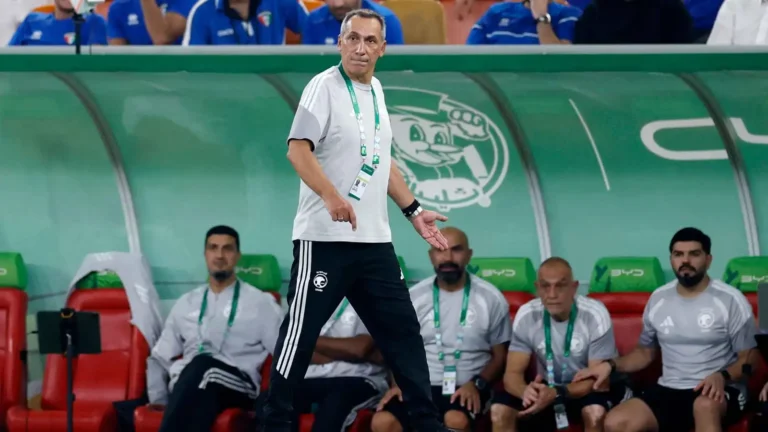 أزمة تضرب السعودية قبل مواجهة العراق.. المدرب يغيب عن التدريبات والمؤتمر الصحافي