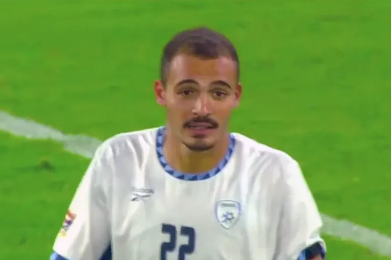 احتفال بحركة إطلاق النار يكلف مهاجم إسرائيل الطرد أمام النمسا (فيديو)