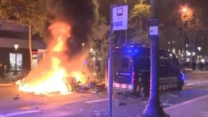 قبل ساعات من صدام برشلونة وريال مدريد.. احتجاجات شبابية تتحول إلى مواجهات أمنية في كتالونيا