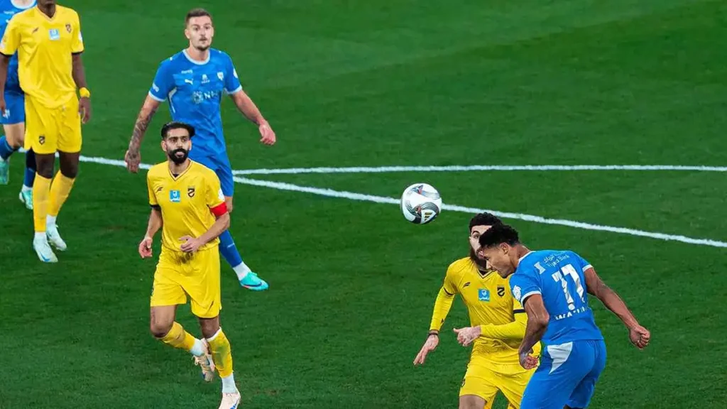 الهلال يخطف فوزا قاتلا من الحزم في الدوري السعودي