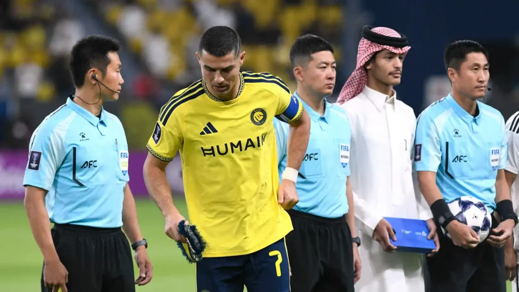 مشهد غريب في دوري أبطال آسيا.. الحكم الصيني يعنّف نجم برتغالي