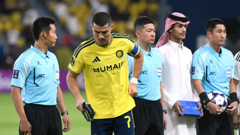مشهد غريب في دوري أبطال آسيا.. الحكم الصيني يعنّف نجم برتغالي