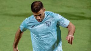 مشادة كلامية بين حمدالله وقائد التعاون تثير الجدل في الدوري السعودي