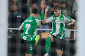 نجم ريال بيتيس يعلن تعرض منزله للسرقة أثناء مشاركته أمام بورتو في دوري الأبطال