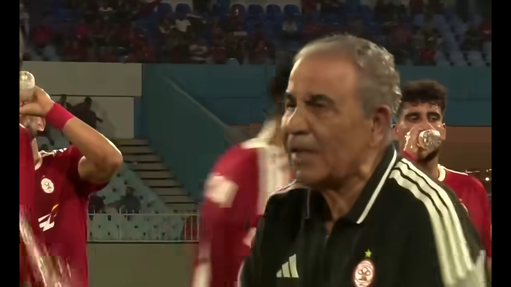 فوزي البنزرتي ينفعل مجدداً.. لقطة من مباراة الاتحاد الليبي تشعل مواقع التواصل (فيديو)