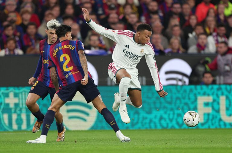 مبابي يقود ريال مدريد لإسقاط برشلونة في قمة الدوري الإسباني