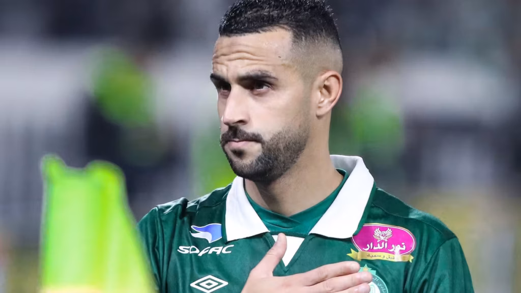 مدرب الرجاء البيضاوي يفاجئ آدم النفاتي بقرار صادم قبل موقعة النهضة البركانية