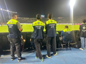 مصور الرجاء يهدد صحفياً بالمنع من المباريات.. هل تحولت الملاعب إلى مجال للوصاية على الصحافة؟