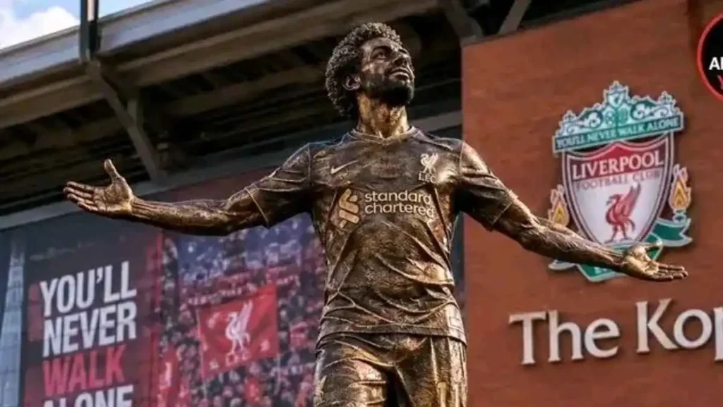 التمثال الذهبي لمحمد صلاح أمام أنفيلد يثير الجدل
