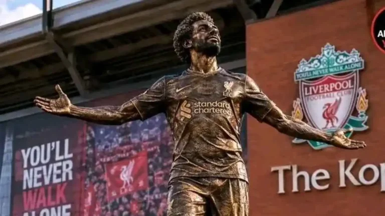 التمثال الذهبي لمحمد صلاح أمام أنفيلد يثير الجدل