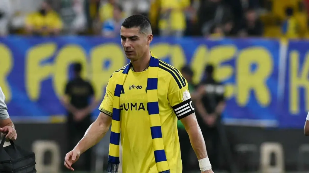 بعد إهدار ركلة جزاء أمام نيوم.. رونالدو يفاجئ جماهير النصر بإشارة غامضة