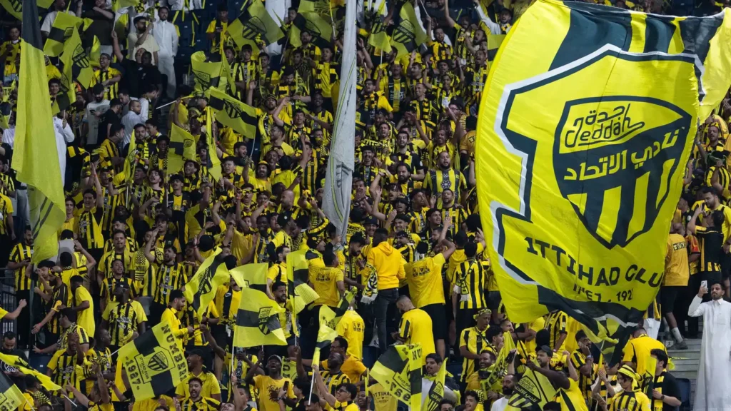 لقطات مثيرة للجدل من مدرجات كلاسيكو الهلال والاتحاد