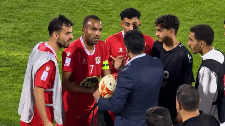 واقعة غير مألوفة في الدوري الأردني.. مسؤول يمنع لاعبًا سجل «هاتريك» من تسلّم كرة المباراة