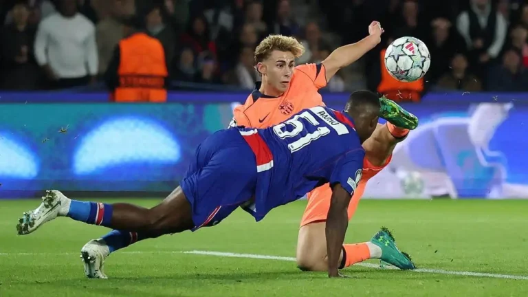 قدم في وجه باتشو دون بطاقة حمراء.. قرار مايكل أوليفير يثير الجدل في قمة دوري الأبطال