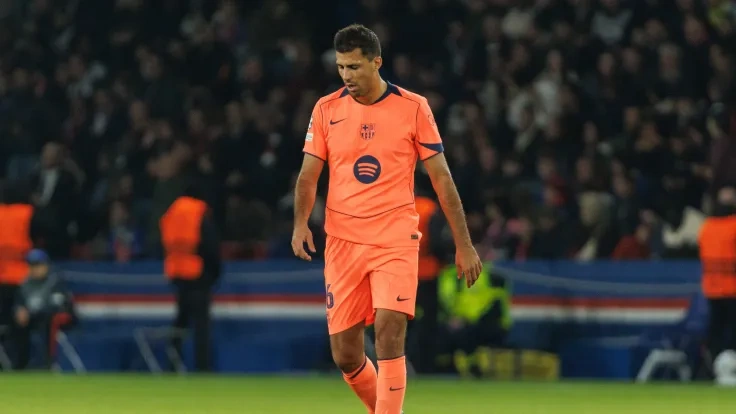 رودري يحذر زملاءه من تكرار أخطاء برشلونة أمام باريس سان جيرمان وريال مدريد