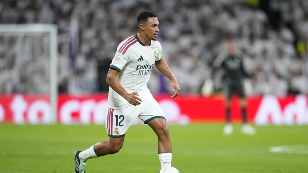 ليفربول يحسم موقفه من استعادة أرنولد بعد تعثر تجربته مع ريال مدريد