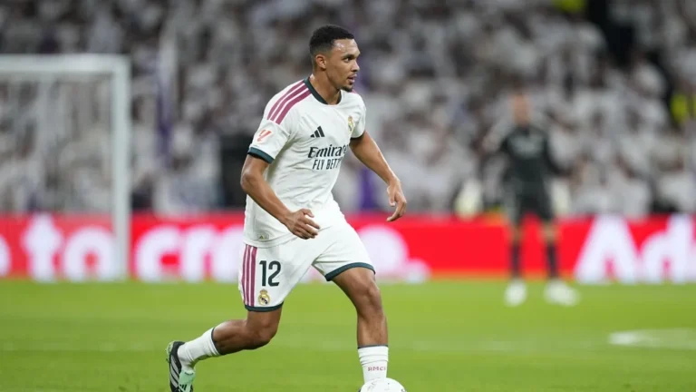 ليفربول يحسم موقفه من استعادة أرنولد بعد تعثر تجربته مع ريال مدريد