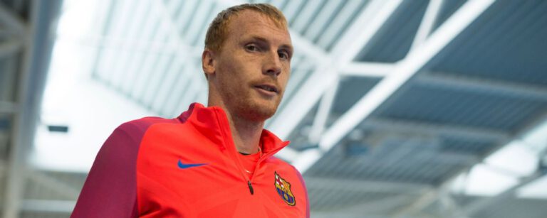 لاعب برشلونة السابق يروي معاناته النفسية ويرد على شائعات إفلاسه